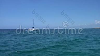 帆船游艇双体帆船在温暖的加勒比海的海浪上航行。 帆船。 航行。 墨西哥坎昆。 夏日晴天
